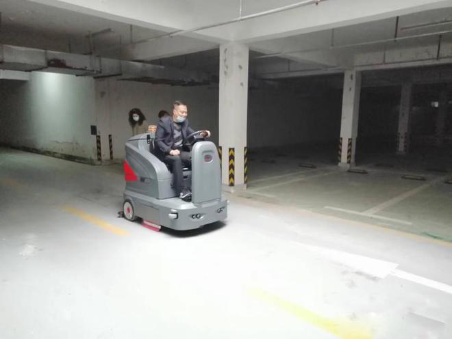 本溪小区物业保洁不用人力改用驾驶式洗地机了